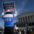 Manifestantes afuera de la Corte Suprema/ Oliver Contreras
