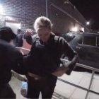 La periodista de CNN Pamela Brown es equipada con un chaleco antibalas por un agente del ICE en 2016