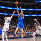 El escolta de los Dallas Mavericks, Klay Thompson (31), lanza contra el escolta de los Utah Jazz, Ace Bailey (19), y el alero Taylor Hendricks (0) durante la segunda mitad de un partido de baloncesto de la NBA en Dallas, el jueves 15 de enero de 2026.