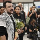 Mahmoud Khalil, a la izquierda, habla durante una conferencia de prensa mientras la representante Alexandria Ocasio-Cortez, demócrata por Nueva York, observa su llegada al Aeropuerto Internacional de Newark, el sábado 21 de junio de 2025, en Newark, Nueva Jersey.