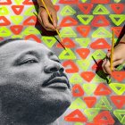 Estudiantes pintan una imagen de Martin Luther King Jr.