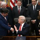 Trump y Mike Johnson en el Salón Oval/ Brendan Smialowski