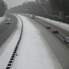 Carros circulan por la Interestatal 495 mientras cae la nieve durante una tormenta invernal en Bethesda, Maryland, el 6 de enero de 2025. Un enorme sistema tormentoso descargó fuertes nevadas y lluvia helada sobre amplias zonas del este de Estados Unidos el lunes, lo que interrumpió los desplazamientos y el trabajo de millones de estadounidenses desde el valle de Ohio hasta la capital, Washington

Traducción realizada con la versión gratuita del traductor DeepL.com