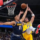 El alero de los Denver Nuggets, Spencer Jones (21), comete una falta sobre el alero de Los Angeles Lakers, Luka Dončić (77), durante la primera mitad de un partido de baloncesto de la NBA el martes 20 de enero de 2026 en Denver.