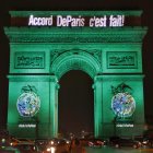 "l Arco del Triunfo se iluminó con la inscripción «El Acuerdo de París está hecho» en París el 4 de noviembre de 2016, para celebrar el primer día de aplicación del acuerdo climático de la COP21 de París.