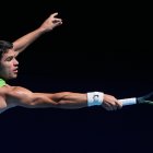 El español Carlos Alcaraz devuelve un revés a Corentin Moutet, de Francia, durante su partido de tercera ronda del Abierto de Australia en Melbourne, Australia, el viernes 23 de enero de 2026.