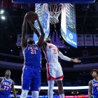 Joel Embiid (21), de los Philadelphia 76ers, intenta un rebote contra Josh Okogie (20), de los Houston Rockets, durante la primera mitad de un partido de la NBA el jueves 22 de enero de 2026 en Filadelfia. (Foto AP/Matt Slocum)