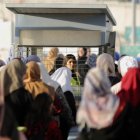 Palestinos avanzan a través del puesto de control de Qalandia.