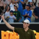 Jannik Sinner de Italia celebra tras derrotar a su compatriota Luciano Darderi durante su partido de cuarta ronda del Abierto de Australia de tenis en Melbourne, Australia, el lunes 26 de enero de 2026.