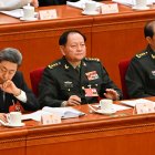 He Weidong (derecha), vicepresidente segundo de la Comisión Militar Central (CMC) de China, y Zhang Youxia (centro), vicepresidente primero de la CMC, asisten a la sesión inaugural de la Asamblea Popular Nacional (APN) en el Gran Salón del Pueblo de Pekín el 5 de marzo de 2025.