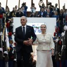 Fotografía difundida por el Congreso hondureño que muestra al presidente electo de Honduras, Nasry Asfura, y a su esposa, Lissette del Cid Fernández, a su llegada a la ceremonia de investidura en el Congreso hondureño en Tegucigalpa el 27 de enero de 2026.
Asfura, un empresario conservador elegido con el apoyo del presidente estadounidense Donald Trump, asumió la presidencia de Honduras con una agenda vinculada a Estados Unidos para abordar los desafíos económicos y de seguridad que enfrenta el país más empobrecido y violento de Centroamérica.