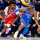 El escolta del Oklahoma City Thunder, Shai Gilgeous-Alexander (2), se enfrenta al alero del New Orleans Pelicans, Herbert Jones (2), durante la segunda mitad de un partido de baloncesto de la NBA el martes 27 de enero de 2026 en Oklahoma City.