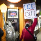 Un protestante lleva una pancarta contra los agentes de ICE en Minnesota (Archivo)