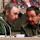 Los dictadores cubanos Fidel Castro y su hermano Raúl Castro
