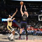 El base de Los Angeles Lakers, Luka Doncic (77), lanza contra el base de los Washington Wizards, Bilal Coulibaly (0), durante la segunda mitad de un partido de baloncesto de la NBA, el viernes 30 de enero de 2026, en Washington.