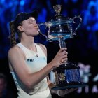 Elena Rybakina de Kazajistán besa la Copa Memorial Daphne Akhurst tras derrotar a Aryna Sabalenka de Bielorrusia para ganar la final individual femenina del Abierto de Australia de tenis en Melbourne, Australia, el sábado 31 de enero de 2026