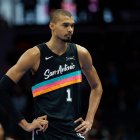 El alero de los San Antonio Spurs, Victor Wembanyama, en la cancha durante la primera mitad de un partido de baloncesto de la NBA contra los Charlotte Hornets en Charlotte, Carolina del Norte, el sábado 31 de enero de 2026.