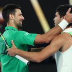 El serbio Novak Djokovic (izquierda) felicita al español Carlos Alcaraz por su victoria tras la final masculina individual del decimoquinto día del torneo de tenis Abierto de Australia, celebrado en Melbourne el 1 de febrero de 2026.