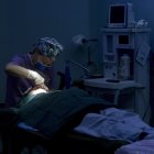 Doctor realizando una cirugía estética (Archivo)