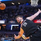 El pívot de los Houston Rockets, Alperen Sengun (28), recibe una falta por detrás del alero de los Indiana Pacers, Bennedict Mathurin (00), durante la segunda mitad de un partido de baloncesto de la NBA en Indianápolis.