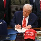 El presidente Donald Trump firma una ley para poner fin al cierre parcial del Gobierno