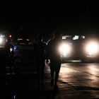 (ARCHIVOS) Cubanos caminan por una calle durante un apagón en La Habana el 25 de enero de 2026. El este de Cuba, donde se encuentra Santiago de Cuba, la segunda ciudad más grande del país, quedó sumido en la oscuridad la noche del 4 de febrero de 2026 debido a un fallo en la red eléctrica, según anunciaron la compañía eléctrica y la televisión nacional.