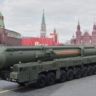 Lanzadores de misiles balísticos rusos RS-24 Yars ruedan durante el desfile militar del Día de la Victoria en Moscú, Rusia, el viernes 9 de mayo de 2025, con motivo del 80.º aniversario de la victoria de la Unión Soviética sobre la Alemania nazi durante la Segunda Guerra Mundial.