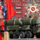 Un misil balístico intercontinental Topol-M ruso cruza la Plaza Roja (Archivo)