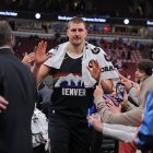 Nikola Jokic, número 15 de los Denver Nuggets, abandona la cancha tras un partido contra los Chicago Bulls el 7 de febrero de 2026 en el United Center de Chicago, Illinois.