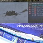 Una pantalla gigante muestra a la estadounidense Lindsey Vonn recibiendo asistencia tras sufrir una caída en la prueba femenina de descenso durante los Juegos Olímpicos de Invierno de Milán-Cortina 2026, en el Centro de Esquí Alpino Tofane.