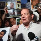 El líder político venezolano Juan Pablo Guanipa habla con los medios después de su liberación de la prisión Helicoide