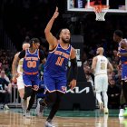 El base de los New York Knicks, Jalen Brunson (11), celebra tras anotar tres puntos durante la primera mitad de un partido de baloncesto de la NBA contra los Boston Celtics, el domingo 8 de febrero de 2026, en Boston.