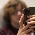 El adolescente Bruno navega por las redes sociales en su teléfono en Madrid el 4 de febrero de 2026. España tratará de prohibir las redes sociales a los menores de 16 años para protegerlos de contenidos nocivos como la pornografía y la violencia, según anunció ayer el presidente del Gobierno, Pedro Sánchez, lo que provocó una airada respuesta del propietario de X, Elon Musk. El fundador de Telegram, Pavel Durov, se ha unido hoy al magnate tecnológico Elon Musk para criticar al presidente del Gobierno español, Pedro Sánchez, por su «peligroso» plan de prohibir las redes sociales a los menores de 16 años. (Foto de Paul Hanna / AFP)