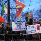 Manifestantes frente a la embajada iraní en Londres. Cientos de personas han muerto y miles han sido detenidas en el levantamiento contra el gobierno del líder supremo, el ayatolá Alí Jamenei, lo que ha provocado nuevos llamamientos a los ministros para que proscriban al CGRI. Fecha de la imagen: lunes 12 de enero de 2026.
