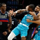 El alero de los Charlotte Hornets, Moussa Diabate, delante a la derecha, es retenido mientras se pelea con el pívot de los Detroit Pistons, Jalen Duren (0), durante la segunda mitad de un partido de baloncesto de la NBA en Charlotte, Carolina del Norte, el lunes 9 de febrero de 2026.