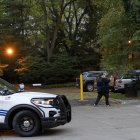 Oficiales fuera de la casa de Samantha Woll/ Sarah Rice