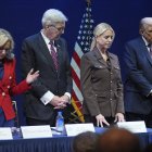 La pastora Paula White, el vicegobernador de Texas, Dan Patrick, la fiscal general Pam Bondi y el presidente Donald Trump escuchan mientras el secretario de Vivienda y Desarrollo Urbano, Scott Turner, reza en la audiencia de la Comisión de Libertad Religiosa de la Casa Blanca en el Museo de la Biblia, el lunes 8 de septiembre de 2025, en Washington.