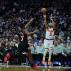 José Alvarado, de los New York Knicks, salta para lanzar contra Vj Edgecombe, de los Philadelphia 76ers, durante la primera mitad de un partido de baloncesto de la NBA, el miércoles 11 de febrero de 2026, en Filadelfia.