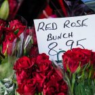 Rosas en venta para San Valentín-Imagen de Archivo