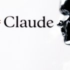 Esta fotografía muestra una figura delante del logotipo del asistente de inteligencia artificial "Claude"