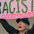 Un miembro del grupo antibélico Code Pink protesta contra las palabras racistas del candidato presidencial republicano estadounidense Donald Trump frente al Hotel Trump en Washington D.C., Estados Unidos, el 10 de diciembre de 2015.