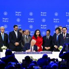 Donald Trump firma el documento fundacional de la Junta de Paz/ Fabrice Coffrini