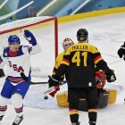 El jugador estadounidense n.º 91, Clayton Keller (izquierda), celebra el cuarto gol de su equipo, marcado por el jugador estadounidense n.º 72, Tage Thompson (no aparece en la imagen), contra el jugador alemán n.º 37, Maximilian Franzreb (2.º por la izquierda) durante el partido de la ronda preliminar del Grupo C de hockey sobre hielo masculino entre Estados Unidos y Alemania en el Milano Santagiulia Ice Hockey Arena durante los Juegos Olímpicos de Invierno de Milán Cortina 2026 en Milán, el 15 de febrero de 2026.