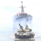 Una imagen proporcionada por la oficina del Ejército iraní el 30 de diciembre de 2022 muestra a tropas iraníes durante un ejercicio militar en la playa de Makran, en el Golfo de Omán, cerca del Estrecho de Ormuz.