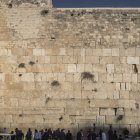 Hombres judíos rezan en el Muro Occidental, el último vestigio que queda del Segundo Templo, considerado el lugar más sagrado donde los judíos pueden rezar, en la Ciudad Vieja de Jerusalén, el 19 de diciembre de 2023. Hombres judíos rezan en el Muro Occidental, el último vestigio que queda del Segundo Templo, considerado el lugar más sagrado donde los judíos pueden rezar, en la Ciudad Vieja de Jerusalén, el 19 de diciembre de 2023.