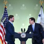 (I/D) El vicepresidente de EE. UU., JD Vance, estrecha la mano del secretario de Estado de EE. UU., Marco Rubio, durante la reunión inaugural de la Conferencia Ministerial sobre Minerales Críticos celebrada en el Departamento de Estado en Washington D. C. el 4 de febrero de 2026.