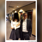 Bill Gates posando con una mujer cuyo rostro ha sido censurado