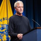 El actor estadounidense Eric Dane habla sobre su diagnóstico de ELA durante una rueda de prensa para debatir sobre el seguro médico en la sede del Departamento de Salud y Servicios Humanos en Washington D. C., el 23 de junio de 2025.
Dane, que llevaba tiempo luchando contra la esclerosis lateral amiotrófica (ELA), también conocida como enfermedad de Lou Gehrig, falleció a los 53 años el 19 de febrero.