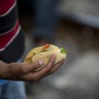 Un inmigrante latino sostiene un taco mexicano (Archivo)