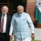 El primer ministro de la India, Narendra Modi, se toma de la mano del presidente de Brasil, Luiz Inácio Lula da Silva